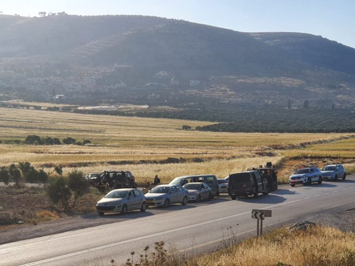 לאחר שניצלה ממטען: האם הפגינה ליד הכפר העוין
