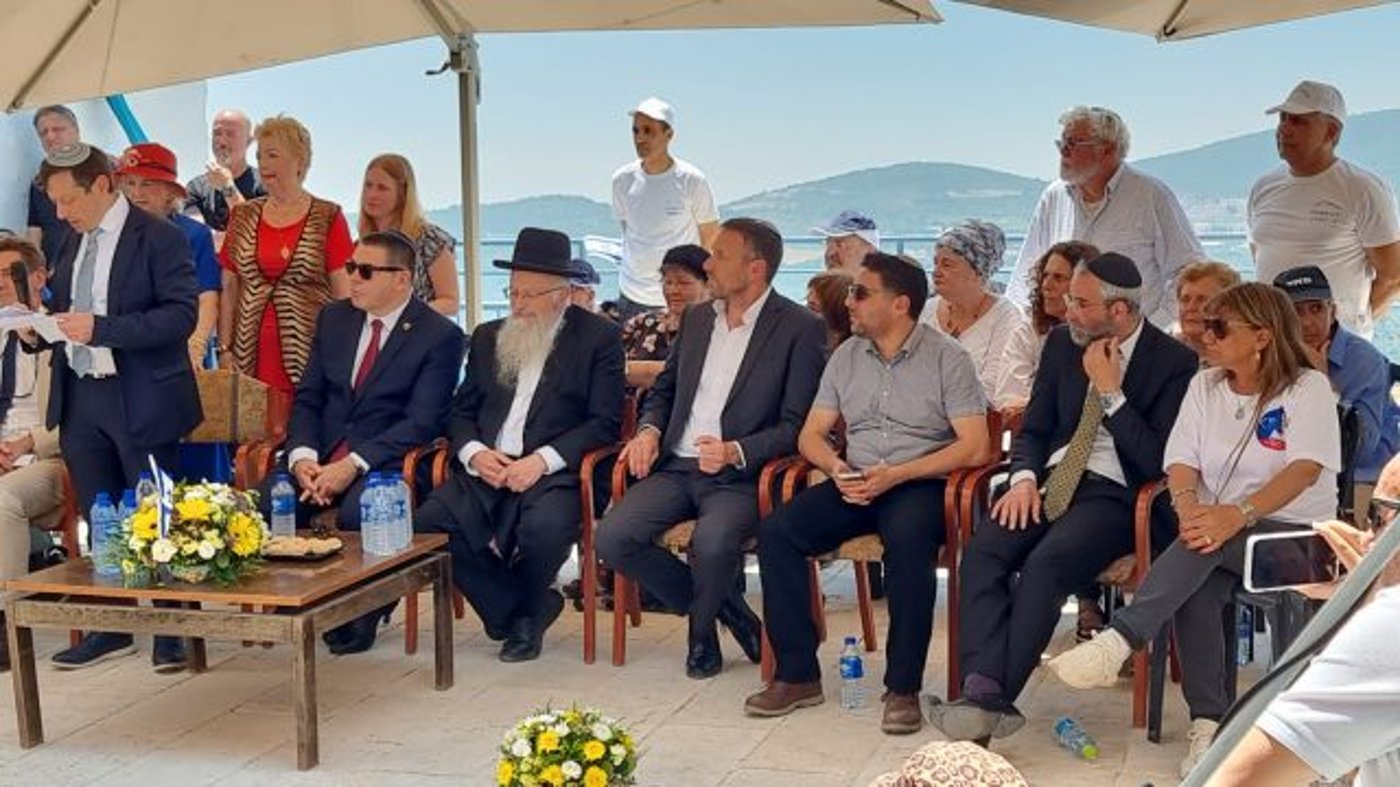 הרב אליהו וסגן השר כהנא בתהלוכת משפחת עבו