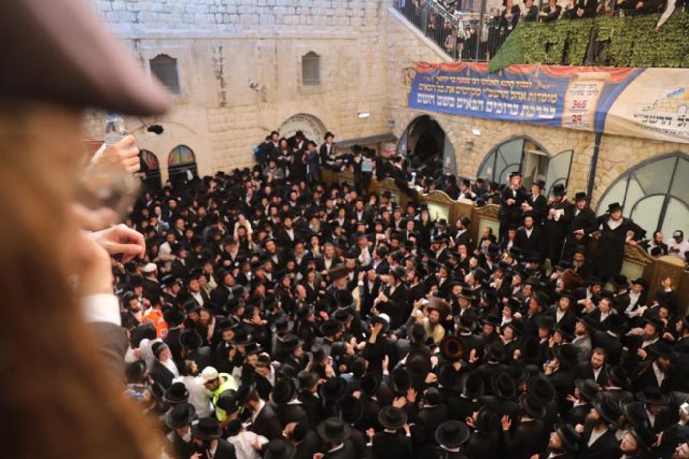 מהומות במירון: מאות פרצו לקבר והתעמתו עם שוטרים