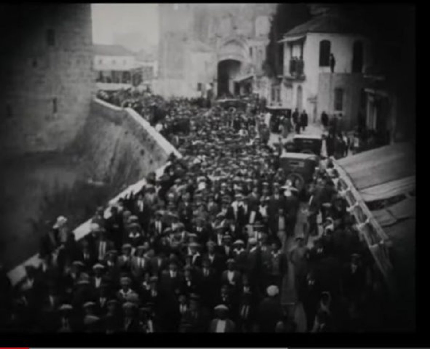 האלפים חוצים את שער יפו במצעד לכותל המערבי (ארכיון קק"ל)