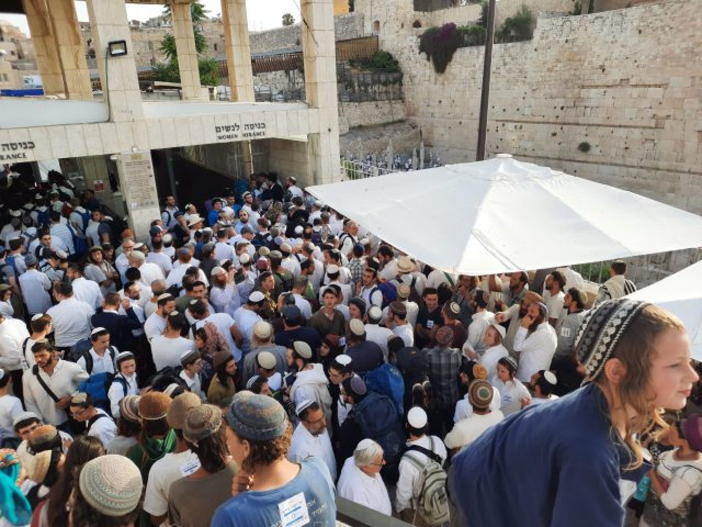 מאות ממתינים בכניסה להר הבית