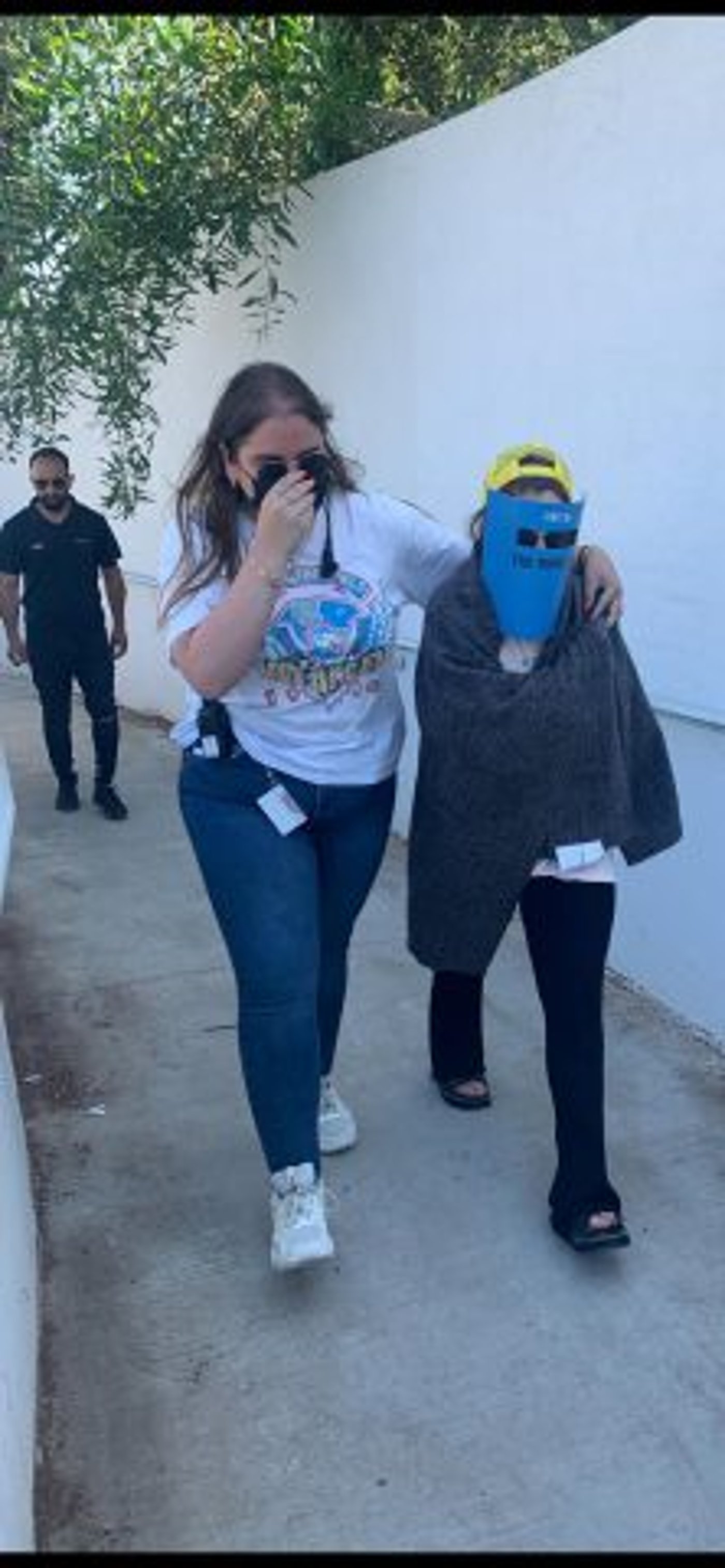 אחד הדיירים שנכנסו לבידוד לפני הכניסה לבית (באדיבות רשת 13)