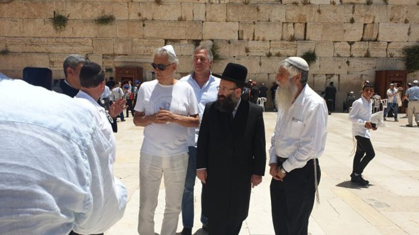 אנדראה בוצ'ילי בכותל יחד עם הרב רבינוביץ'