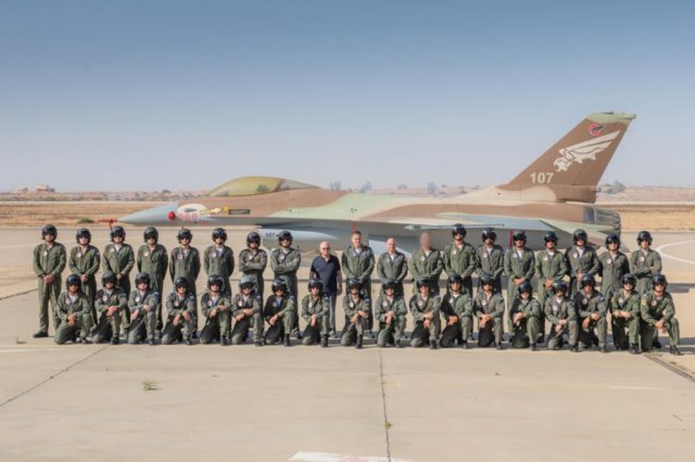 מח"א עם בוגרי קורס טיס על רקע F-16 ממלחמת לבנון הראשונה (דובר צה"ל)