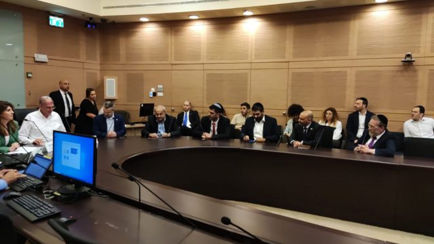 יוצאים לדרך: חוק פיזור הכנסת הונח בוועדת הכנסת