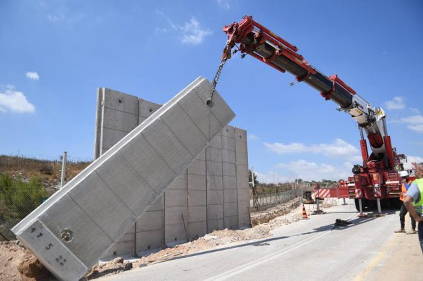 הקמת מכשול בקו התפר (אגף דוברות והסברה במשרד הביטחון)