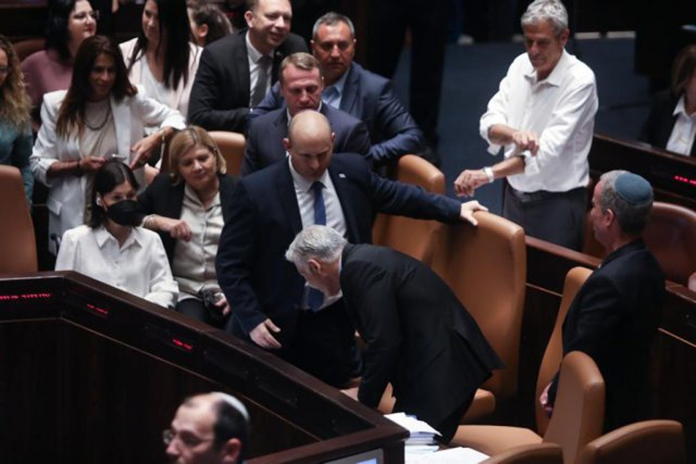 החלפת הכיסאות בין לפיד לבנט (חיים גולדברג)