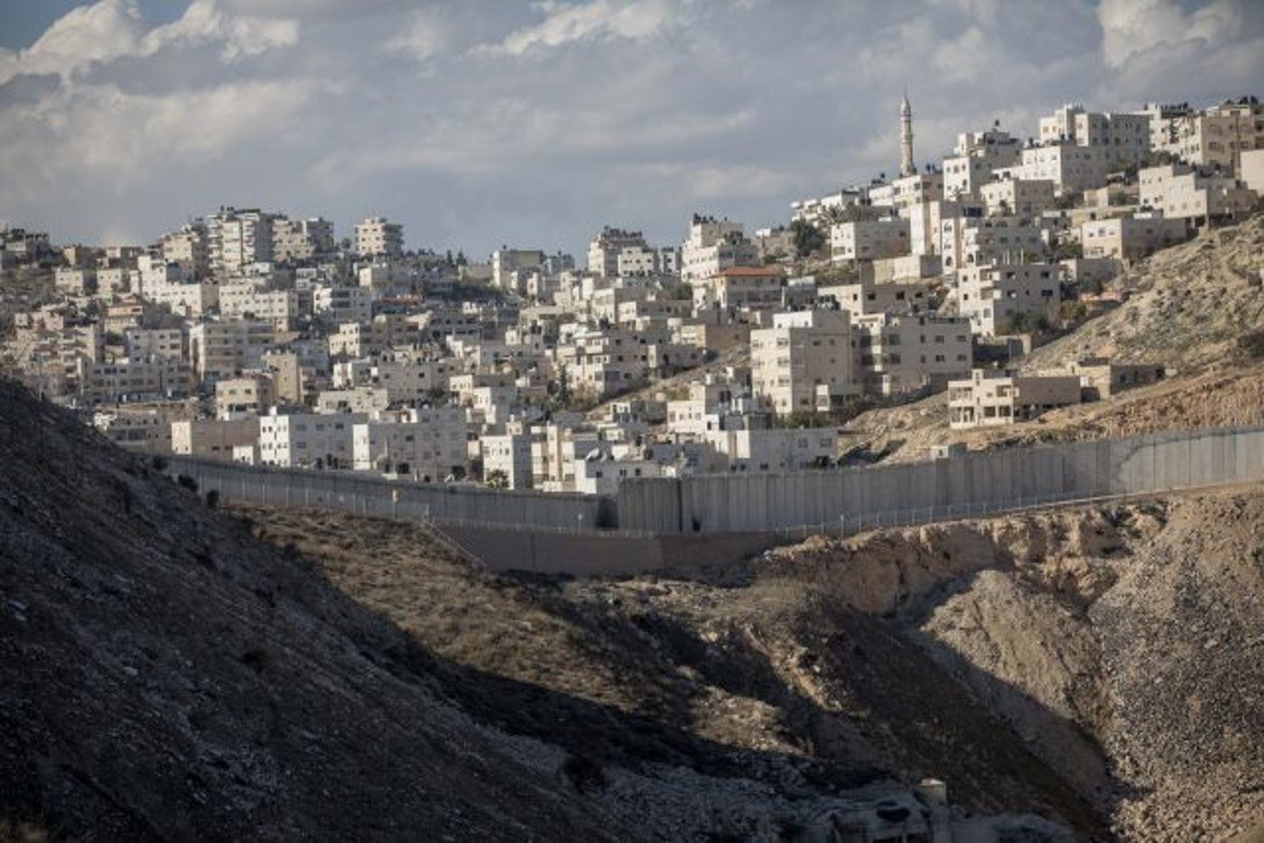 נווה יעקוב מעבר לגדר ההפרדה (יונתן זינדל/פלאש90)