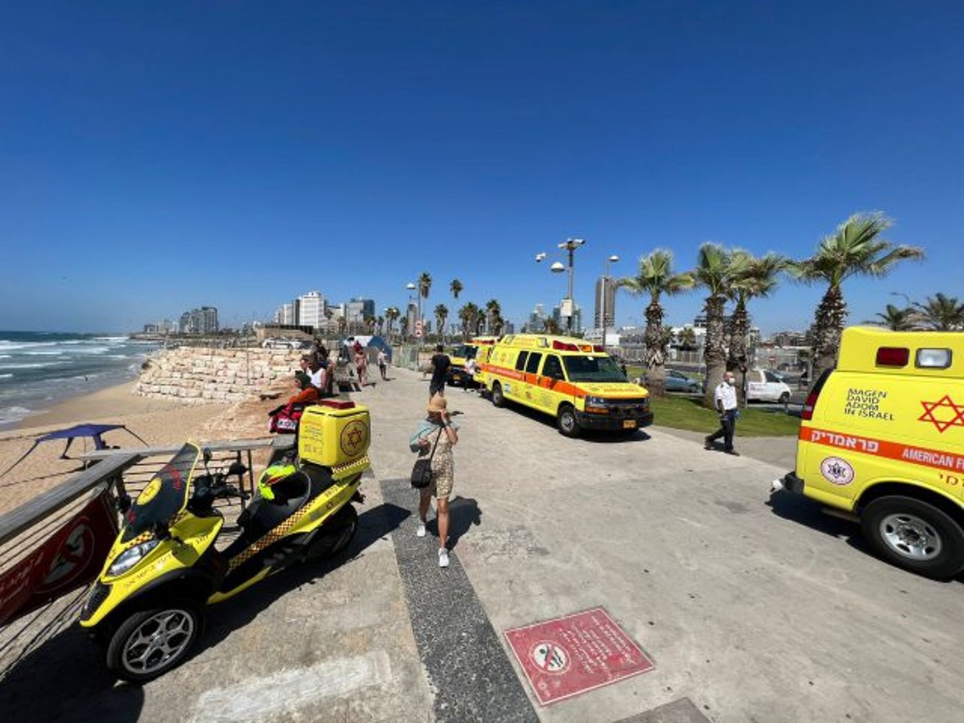 תל אביב: גבר כבן 30 נחבל בראשו משובר גלים