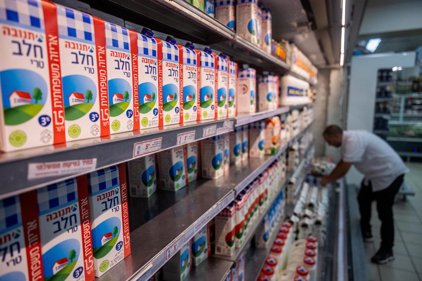 סמוטריץ': מבטל את המכס על חלב, נטפל במחסור