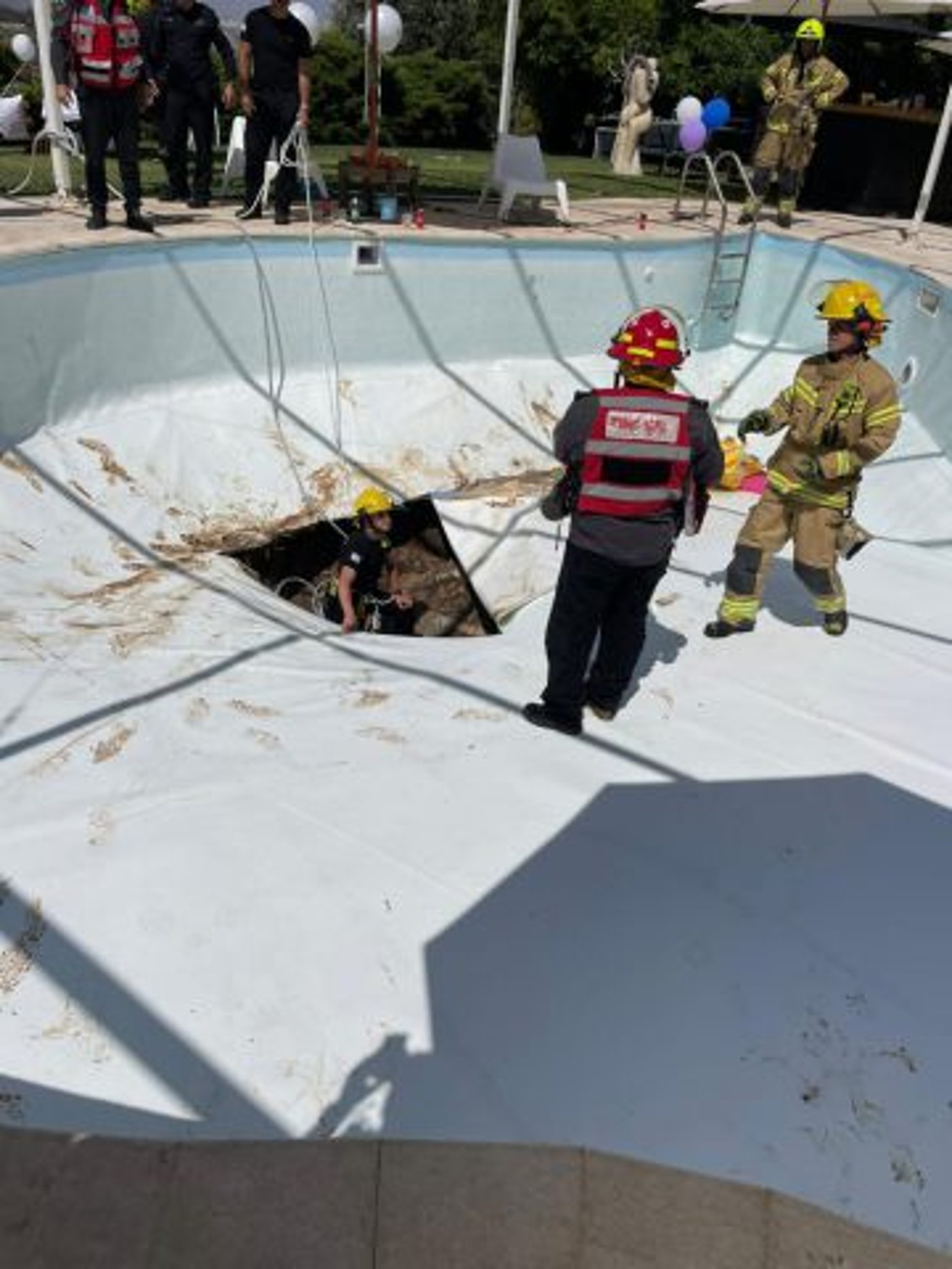 בולען נפער בבריכה פרטית בכרמי יוסף; חשש לחיי נעדר