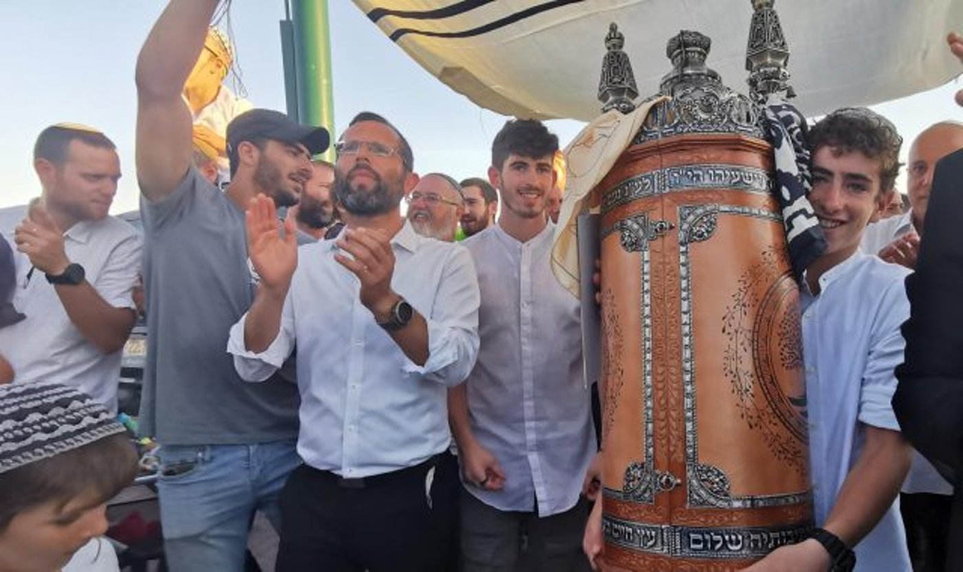 צפו: ישי ריבו מפתיע את בנו של נעם רז ז"ל בבר המצווה