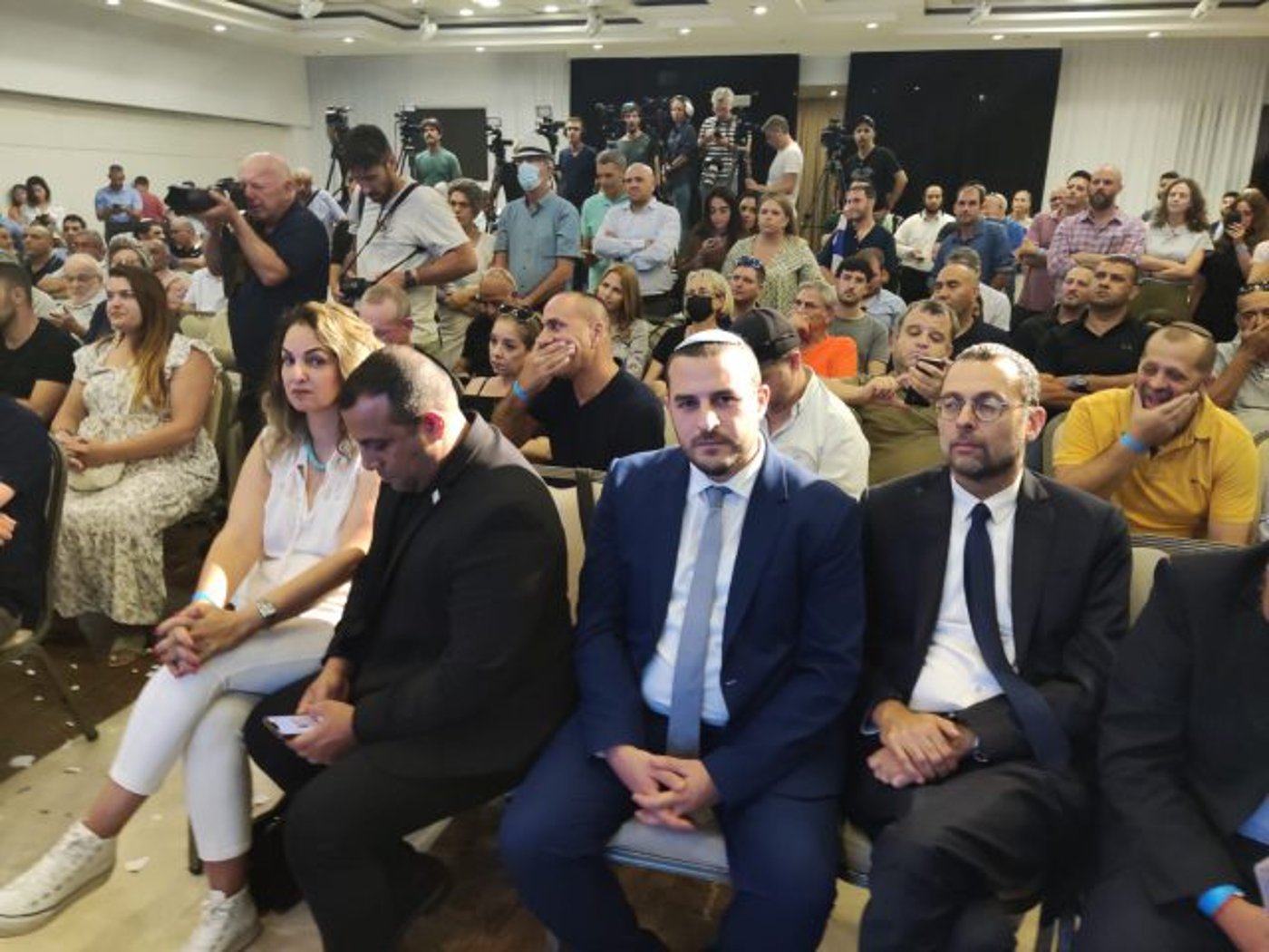 האוזר, כלפון וקארה בהשקת המפלגה
