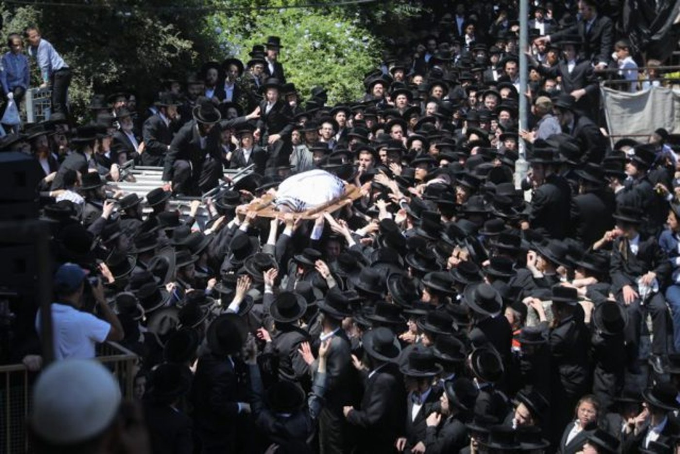 גלריה: אלפים מלווים את מנהיג העדה החרדית