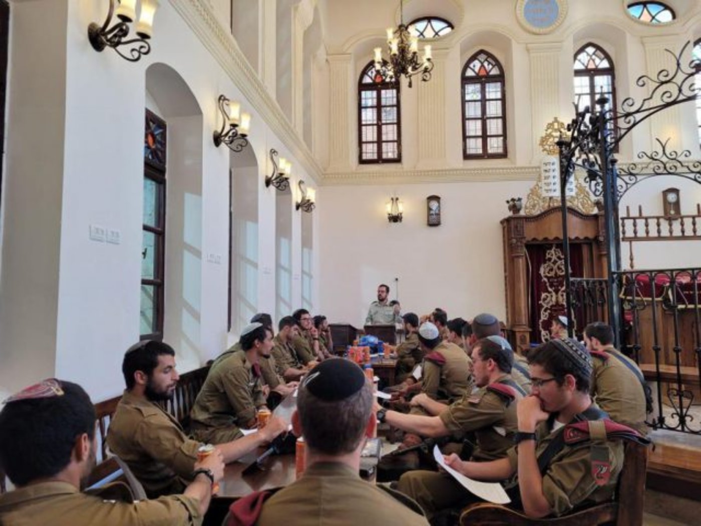 הצנחנים בבית הכנסת 'אוהל יצחק' ברובע המוסלמי (דו"צ)