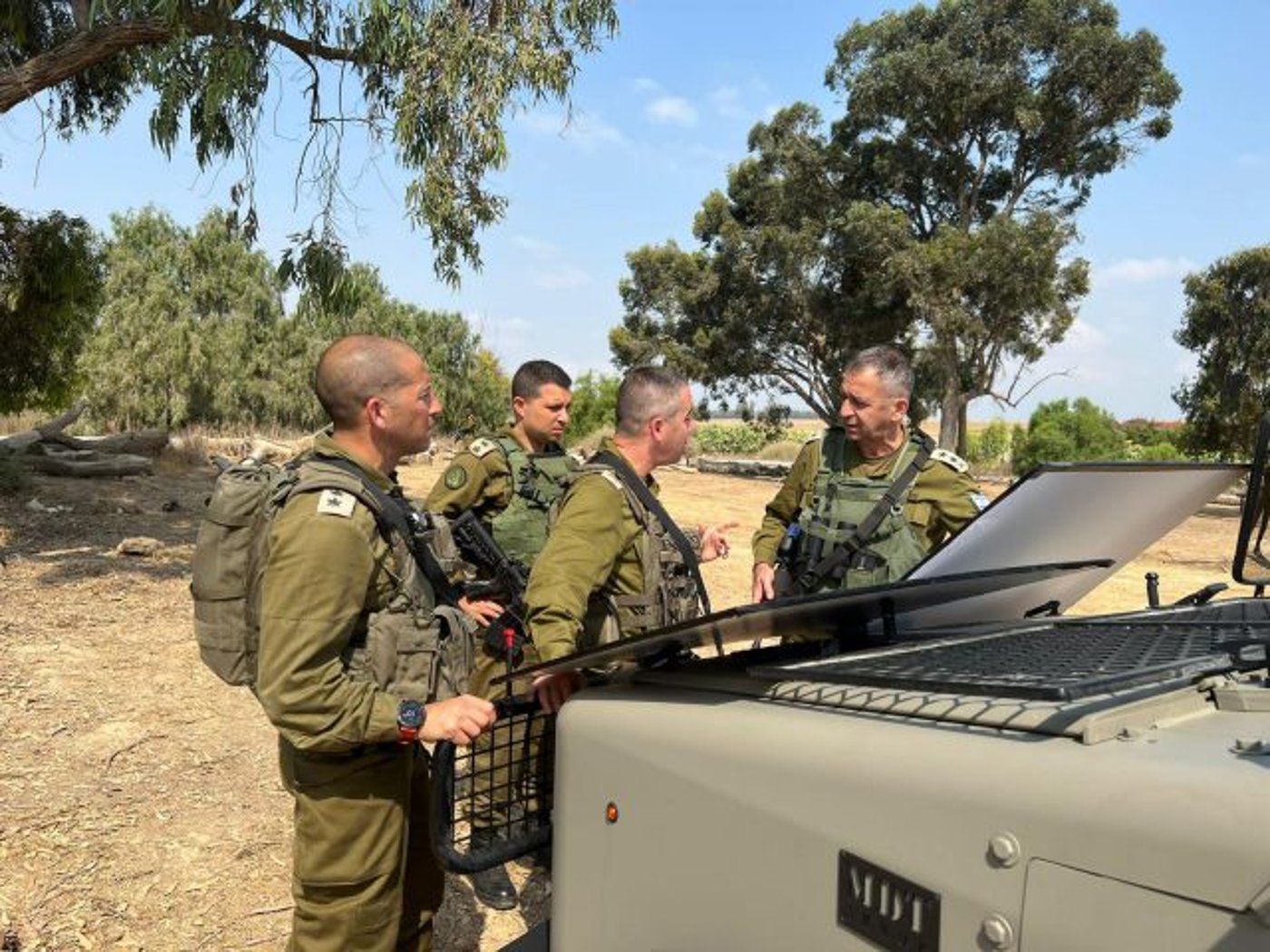 בצל העוצר בדרום: כוכבי בסיור בעוטף עזה