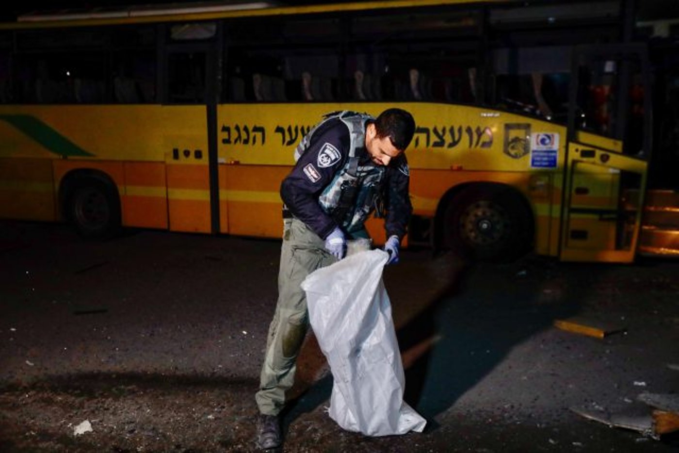 איסוף הרקטה שנפלה בחצר המפעל