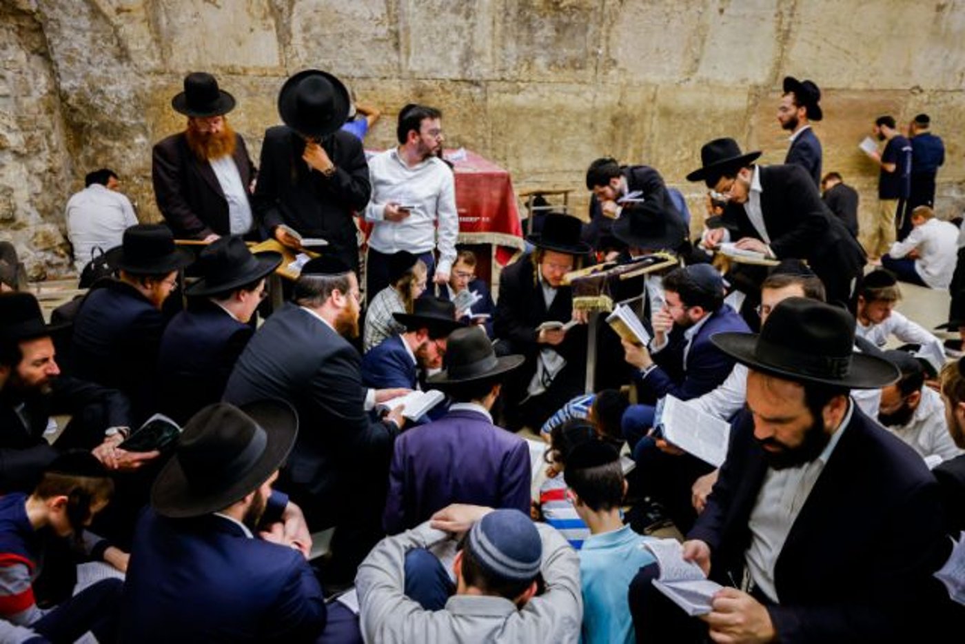 ליל תשעה באב: אלפי מתפללים ברחבת הכותל