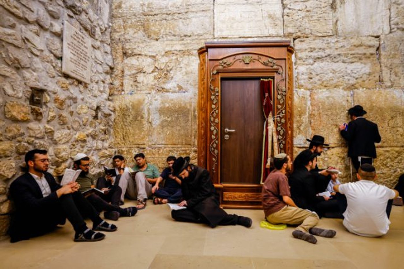 ליל תשעה באב: אלפי מתפללים ברחבת הכותל