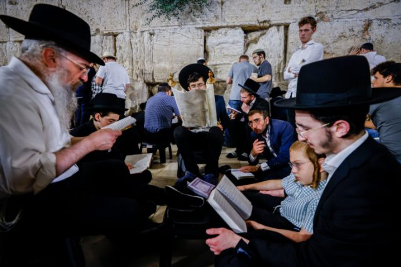 ליל תשעה באב: אלפי מתפללים ברחבת הכותל