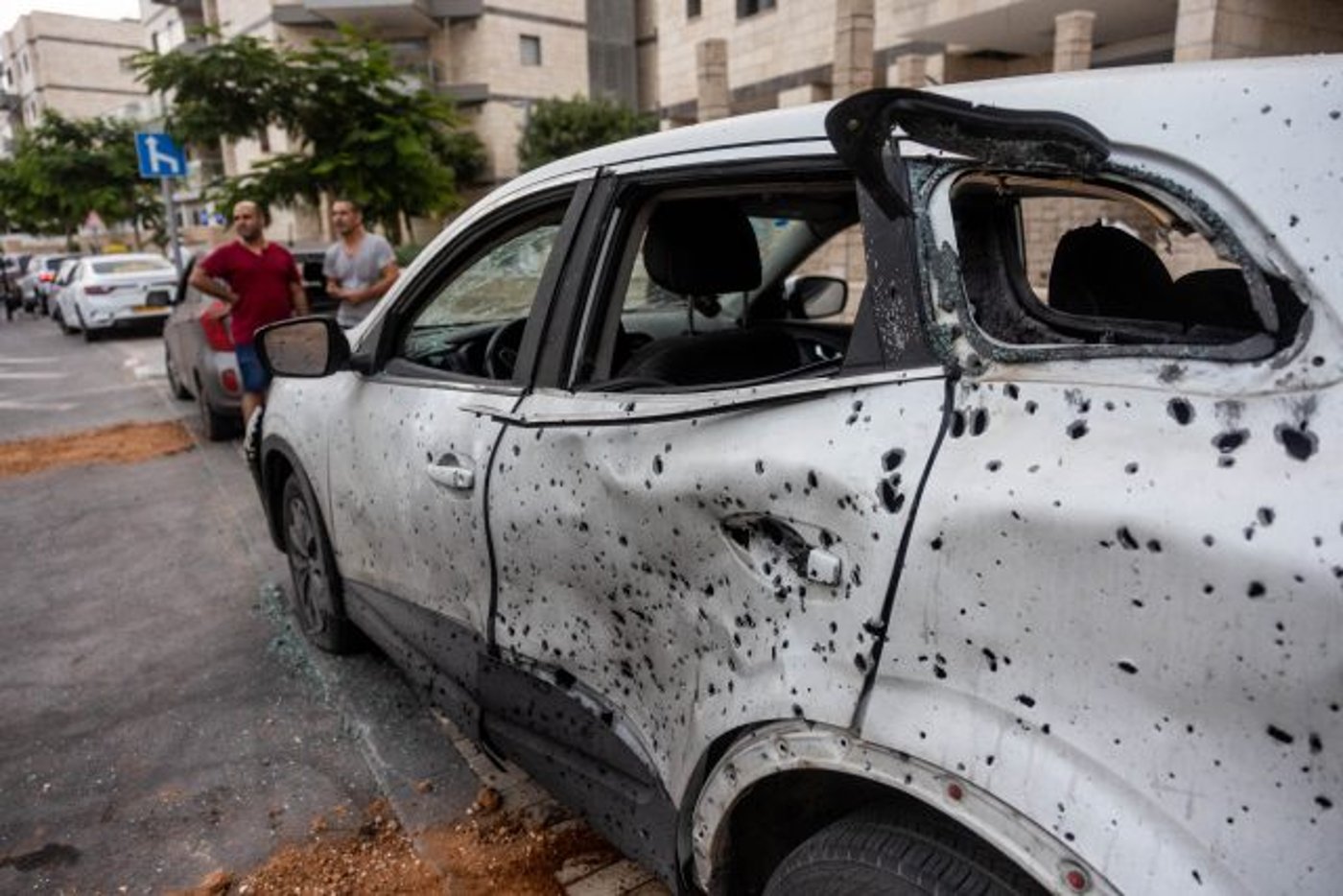 רכב שנפגע מפגיעת רקטה באשקלון (Photo by Yonatan Sindel/Flash90)