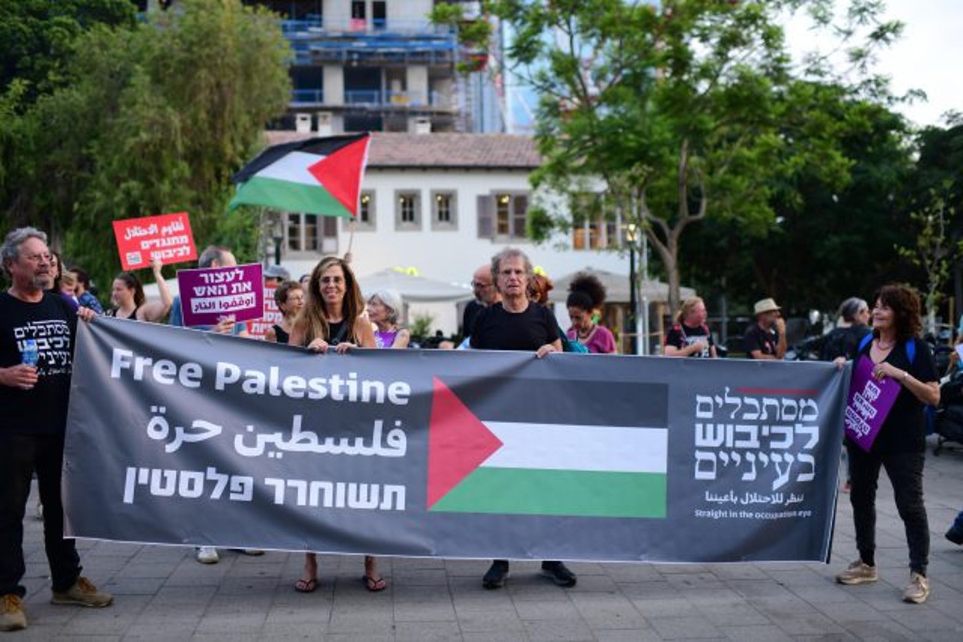 פעילי שמאל מפגינים בתל אביב נגד המבצע (Photo by Tomer Neuberg/Flash90)