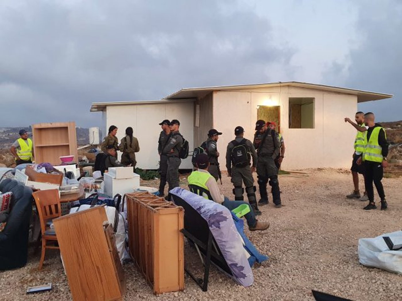 פינוי ביישוב רמת מגרון: "זרקו אותנו עם התינוקת"