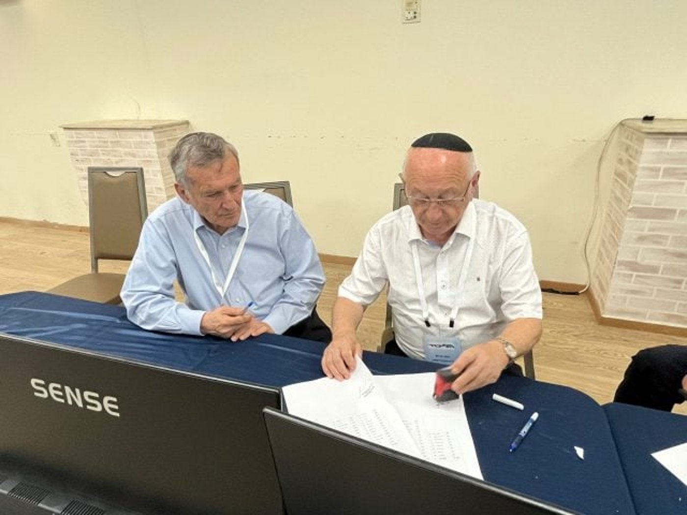 בתמונה: השופט מנחם נאמן חותם על התוצאות