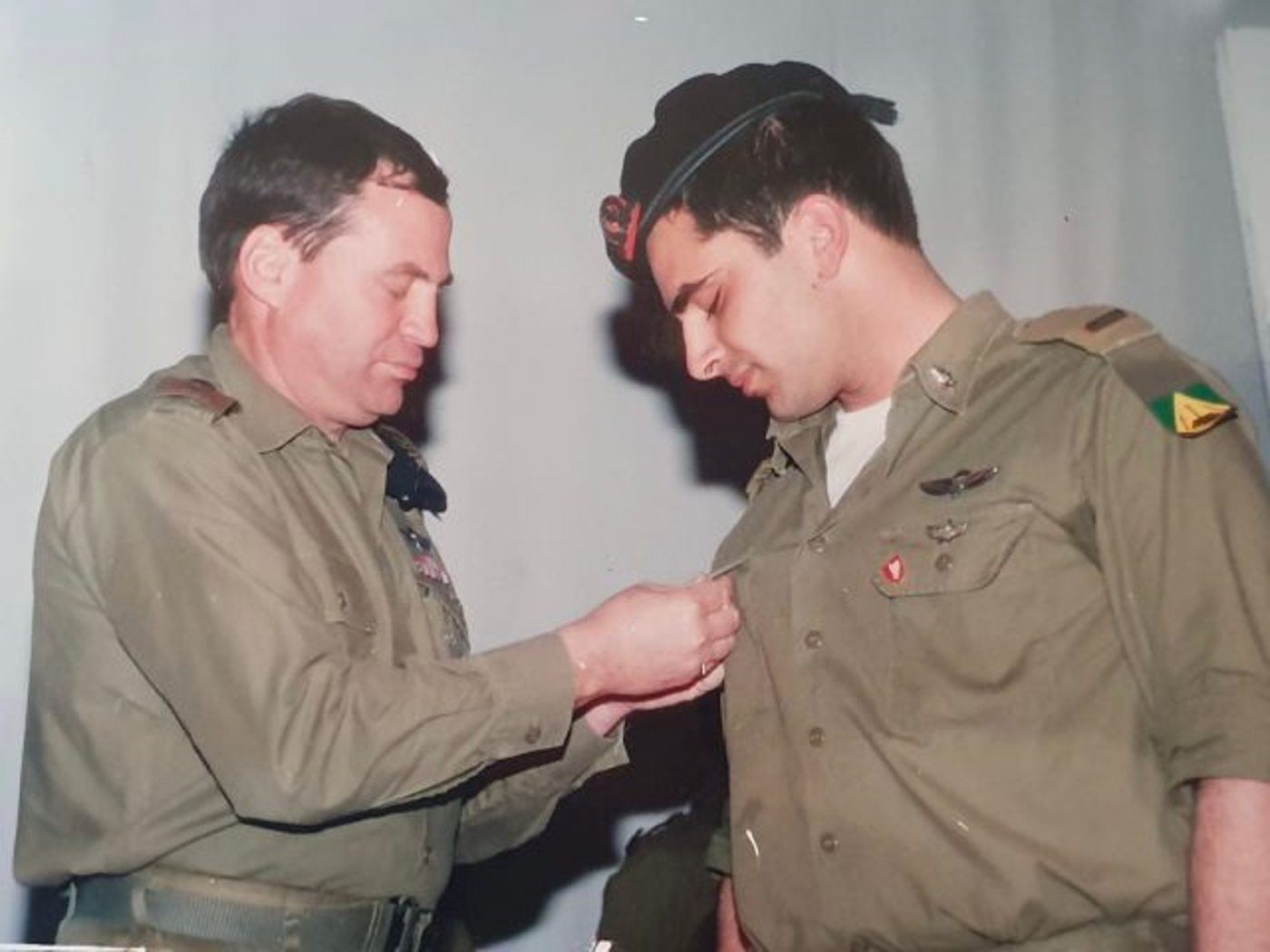 ח"כ סופר מקבל את הצל״ש מהאלוף עוזי דיין