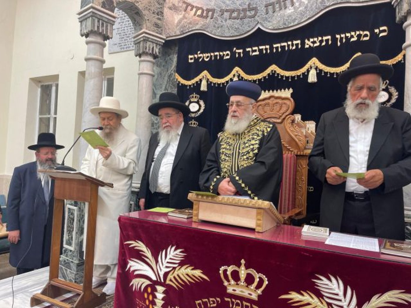 מתפללים לרפואתו של הרב שלום כהן (דוד ארזני)