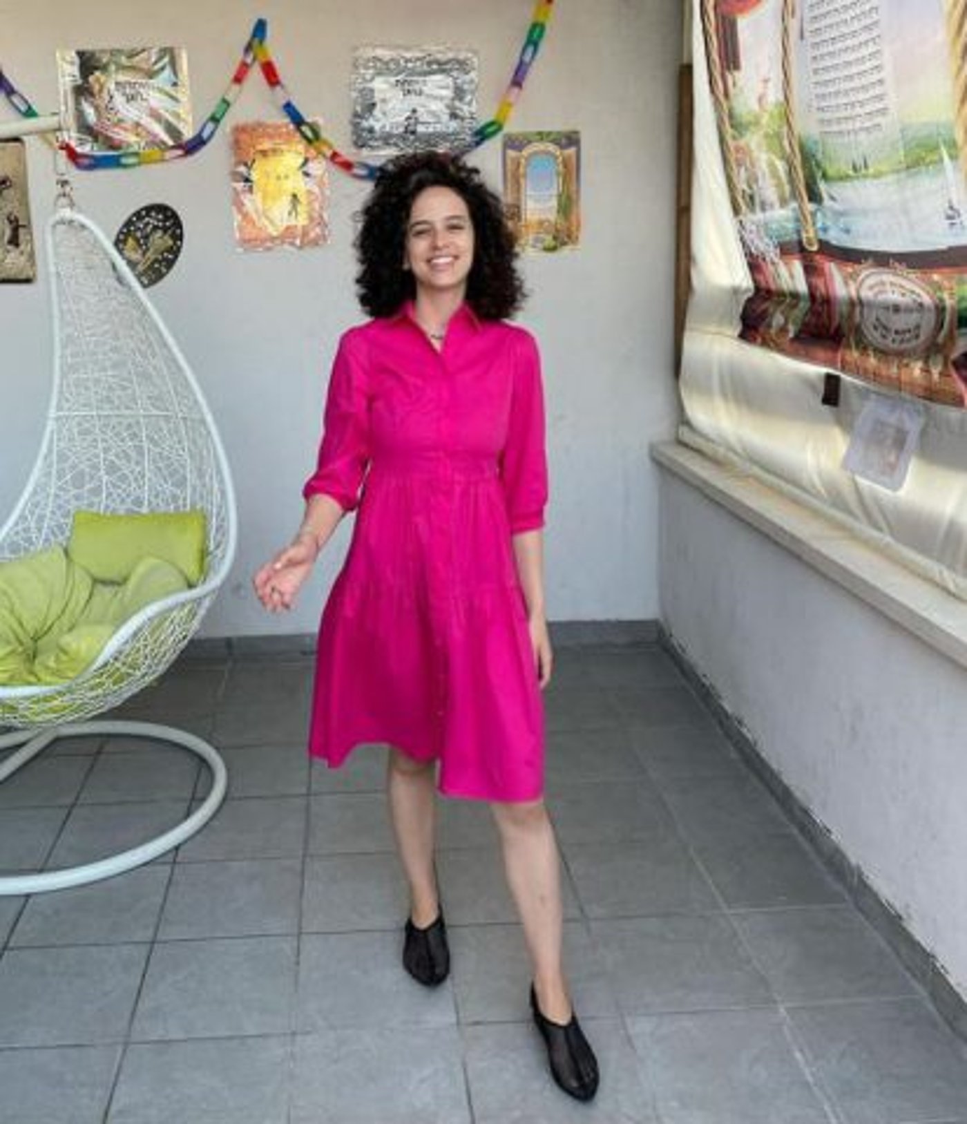 קורין בונה סוכה (צילום מסך מתוך אינסטגרם)