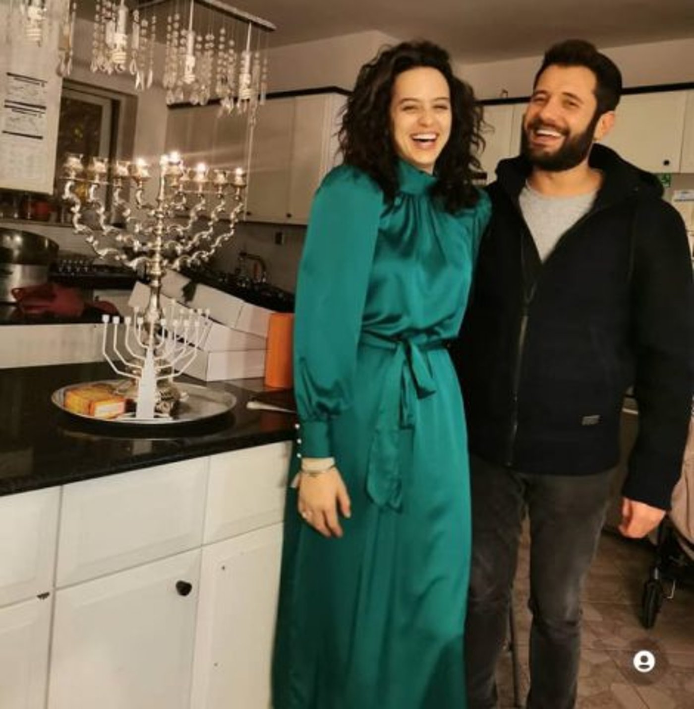 כשהיא מחליפה עשר לוקים, לחילי נשאר רק להניח את הכיפה על הראש (צילום מסך מתוך אינסטגרם)