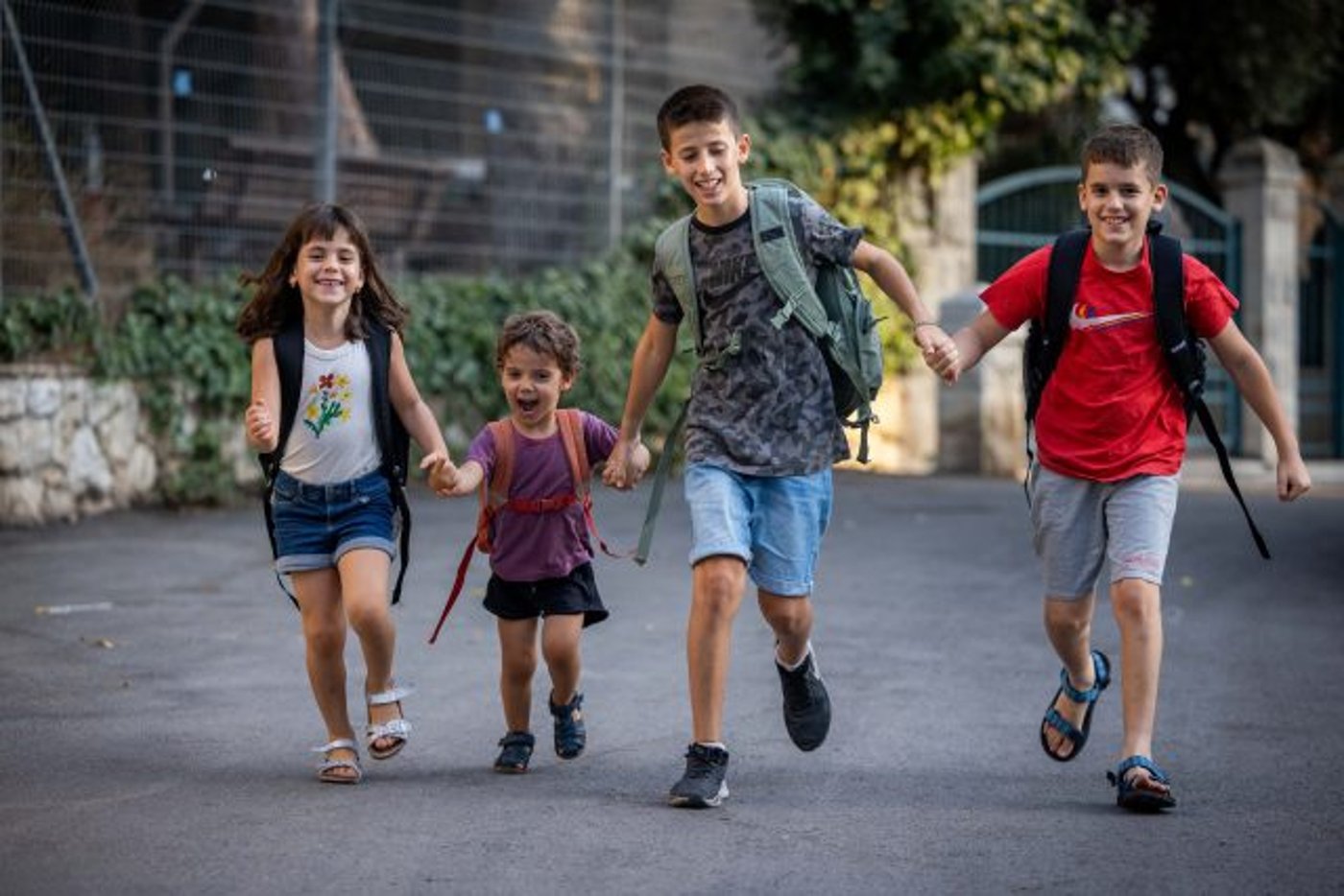 ילדים עם תיקי בית ספר בירושלים, ערב פתיחת שנת הלימודים החדשה