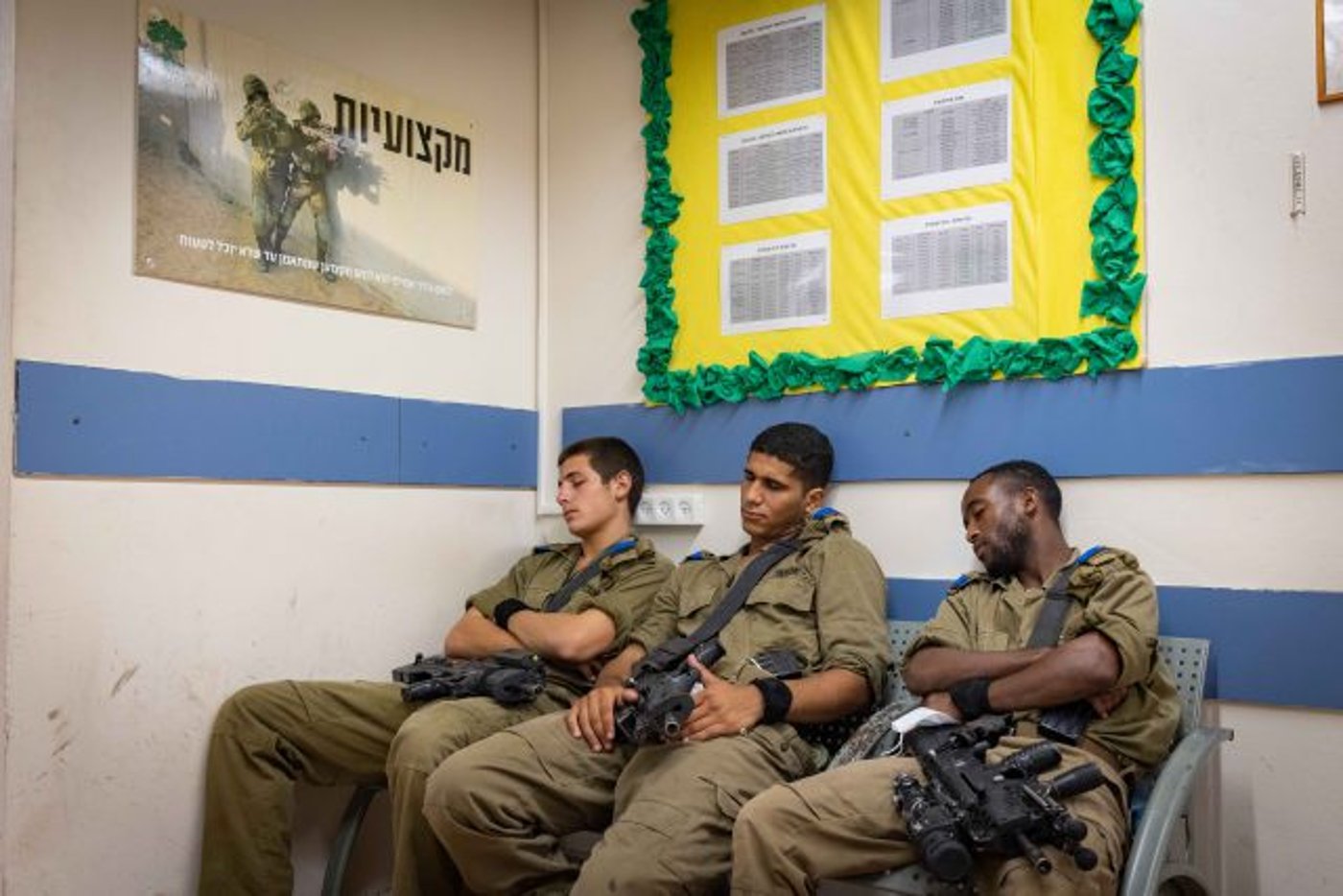 חיילים תופסים תנומה בתור לרופא צבאי בבסיס האימונים של גולני