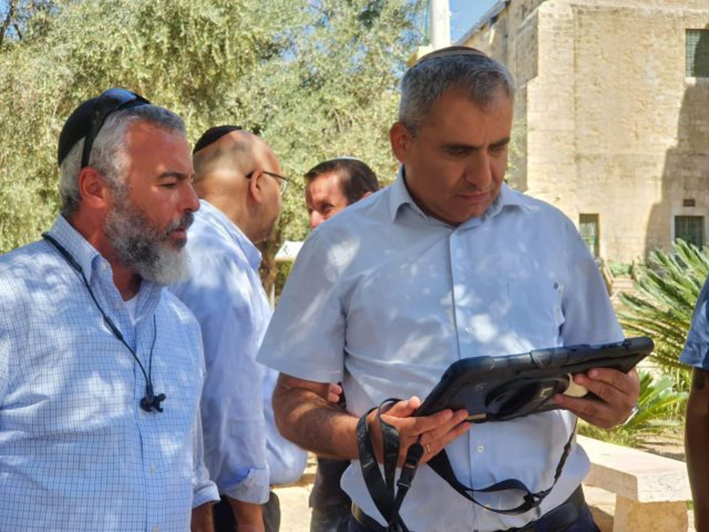אלקין משתמש באפליקציה החדשה