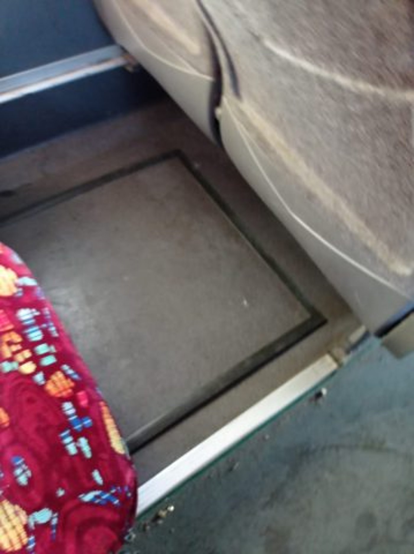 המסתור ברצפת האוטובוס