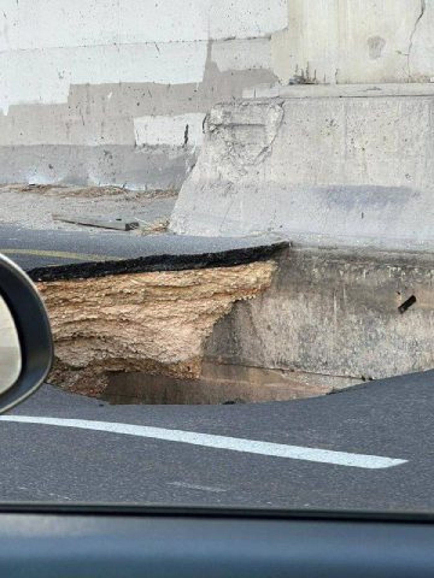 צפו: בולען נפער בלב תל אביב; הכביש עדיין חסום