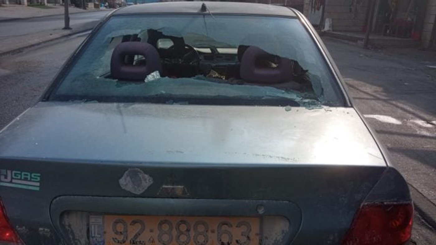 הרכב שספג את האבנים