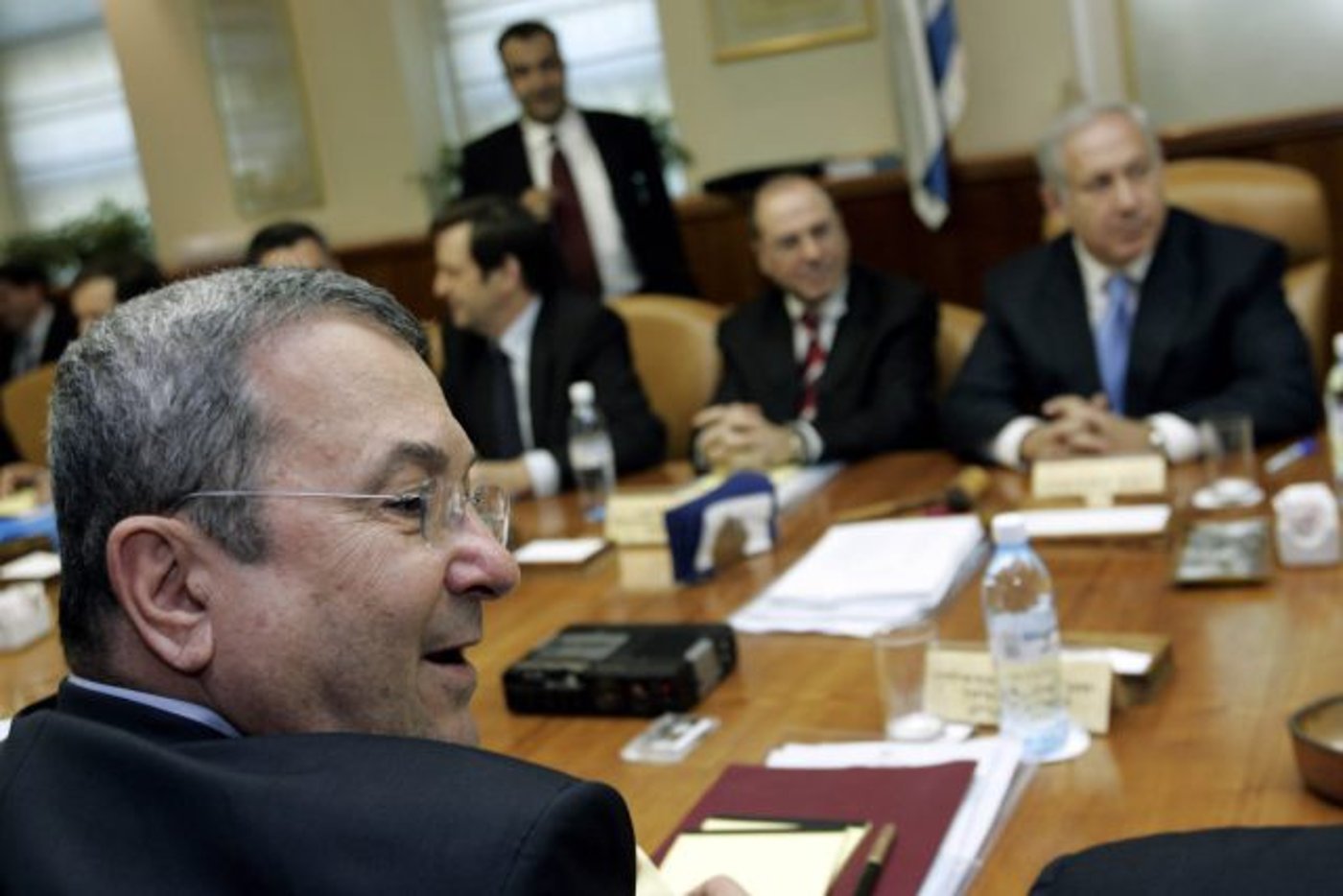 אהוד ברק בפנים. האיחוד הלאומי בחוץ. 2009 (אוליביה פיטוסי/פלאש90)