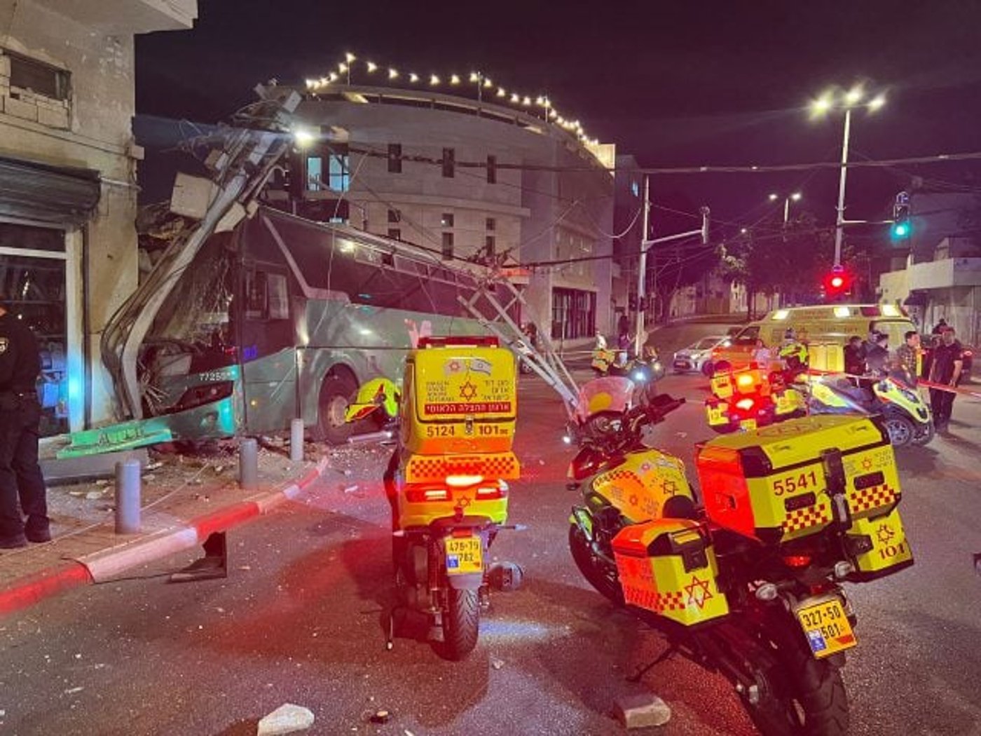 תאונה נוספת: אוטובוס התנגש בבניין בתל אביב