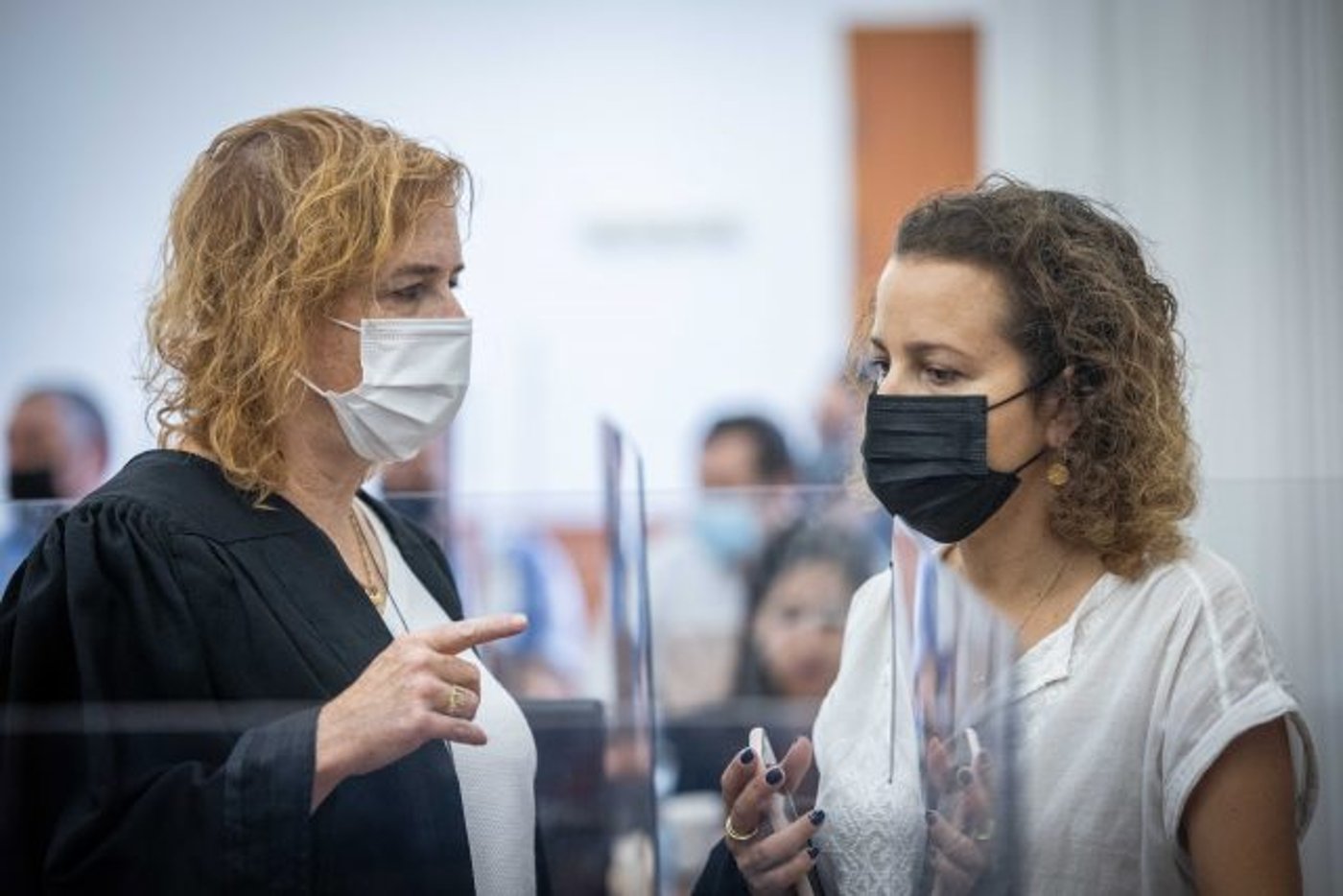 התובעות במשפט נתניהו, ליאת בן ארי ויהודית תירוש (יונתן זינדל/פלאש 90)