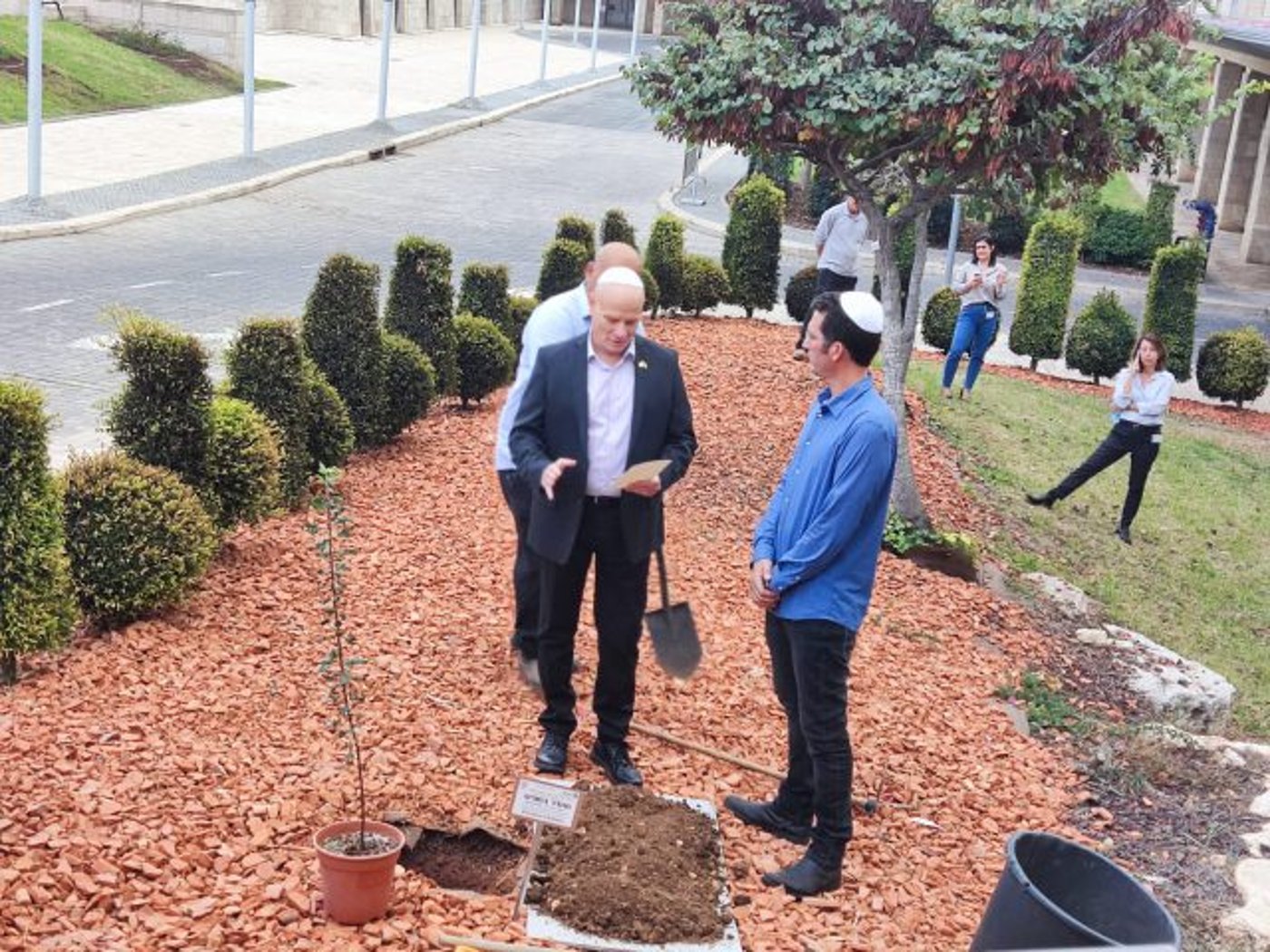עם "ברכת הנוטע": מנכ"ל הכנסת נטע עץ נדיר | צפו