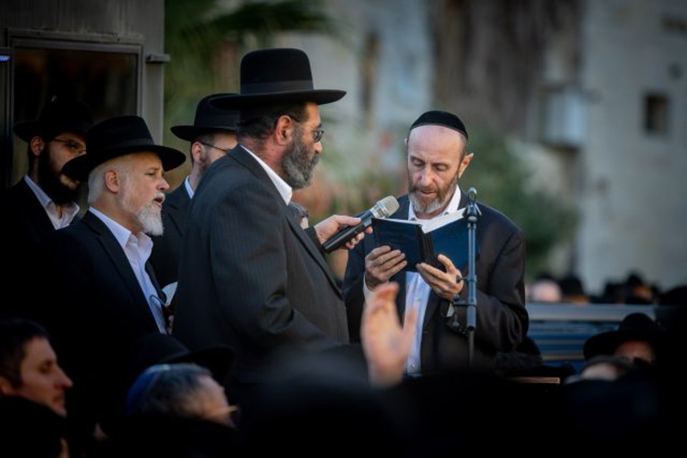 אביו של הנרצח בהלוויה