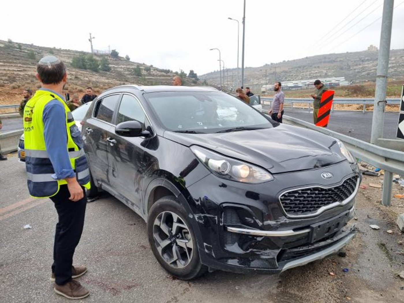 רכב המחבל ולידו ראש מועצת בנימין ישראל גנץ (דוברות בנימין)