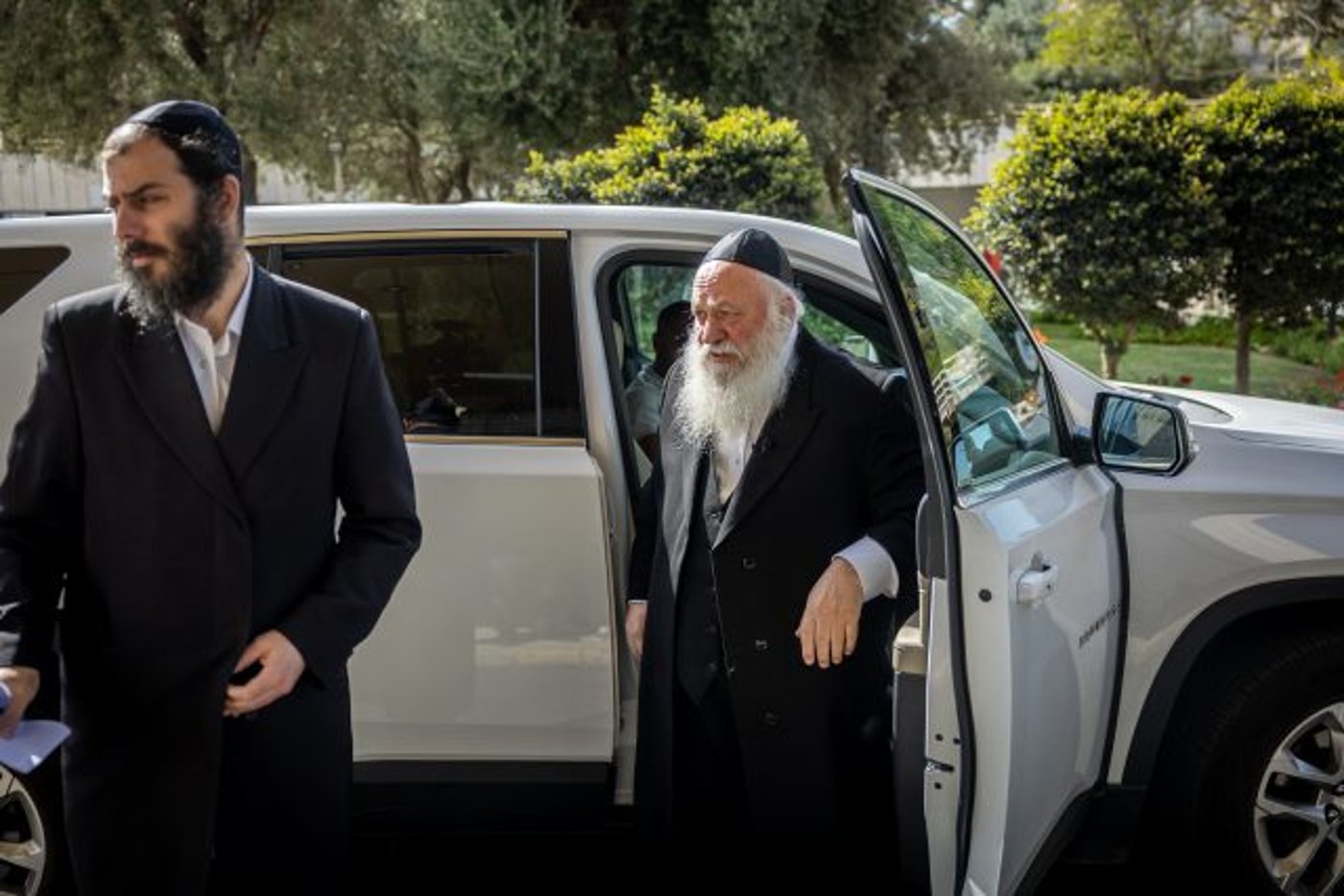 ח"כ יצחק גולדקנופף מיהדות התורה מגיע לפגישת משא ומתן עם הליכוד