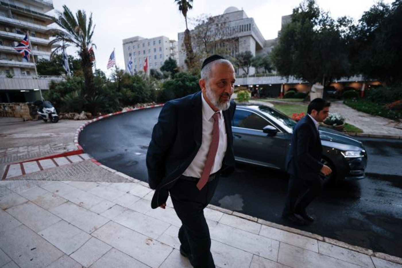 ילדים עומדים בתור ללחם והם עסוקים בשררה