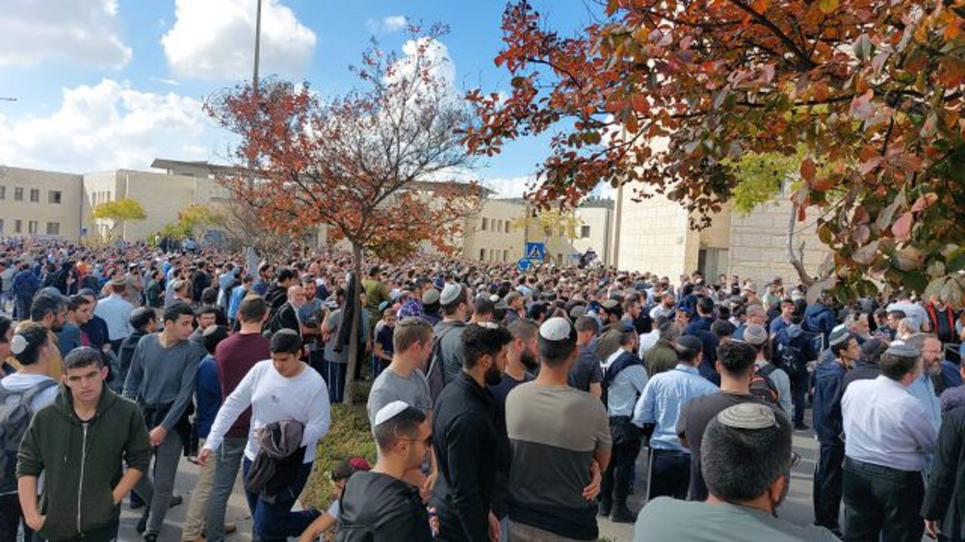 אלפי המלווים בהלווית הרב שטרנברג זצ"ל