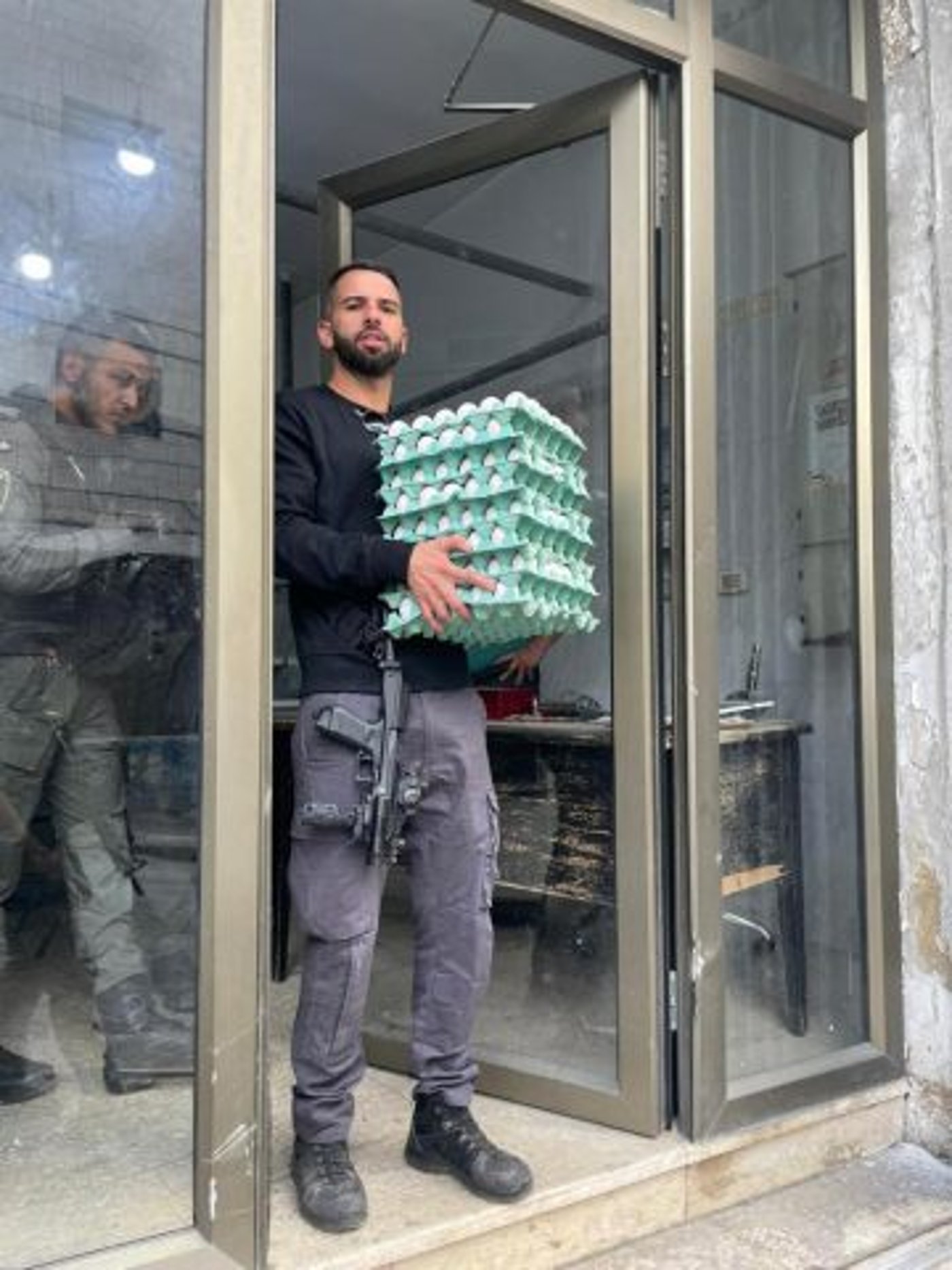 תבניות ביצים בדרכן להשמדה (דוברות המשטרה)