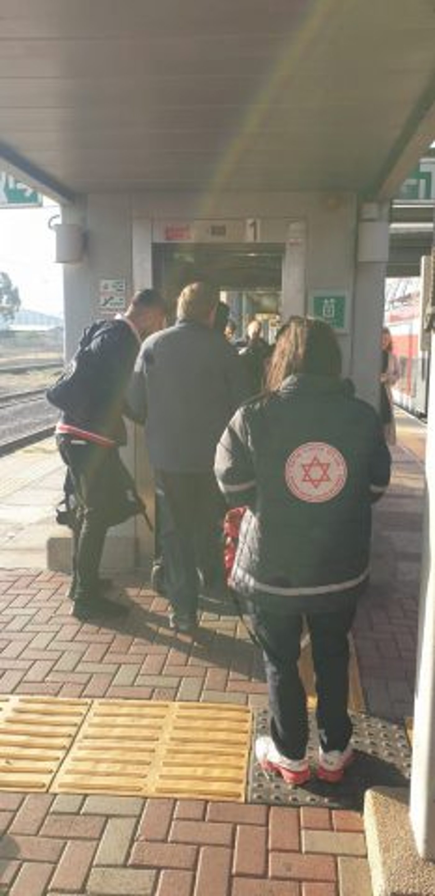 הנוסע מפונה על ידי מד"א לבית החולים (רכבת ישראל)