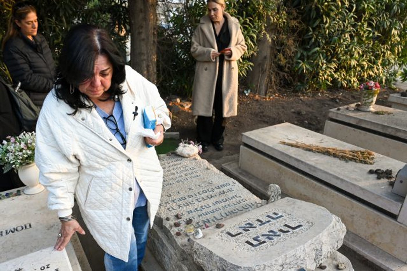 אילנה ראדה בקברה של בתה, תאיר ראדה, ביום האזכרה ה-16 להירצחה